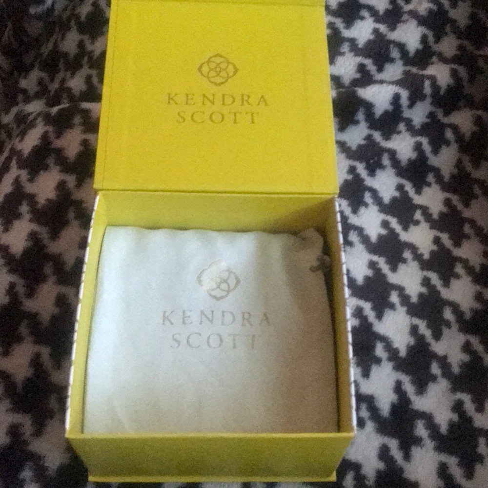 Kendra Scott mother of pearl necklace gold tone - Picture 6 of 8